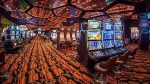 Dealer profesional surga88 melayani meja Sic Bo dengan presisi tinggi